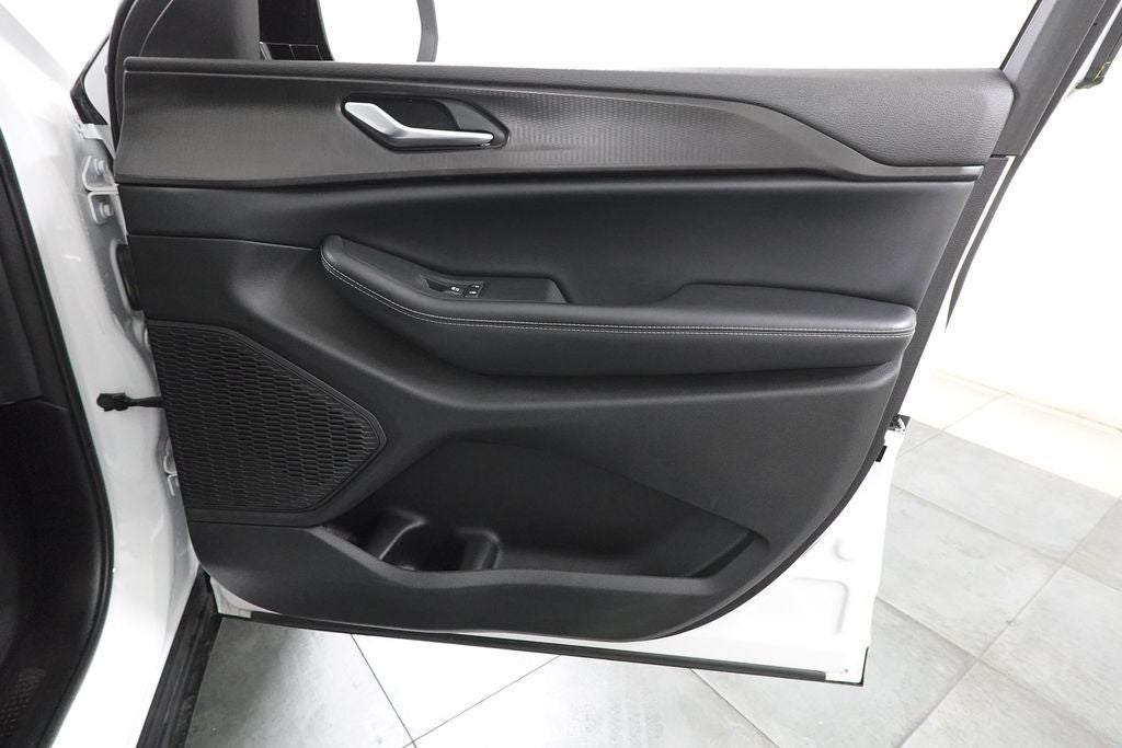 2023 Jeep Grand Cherokee Base