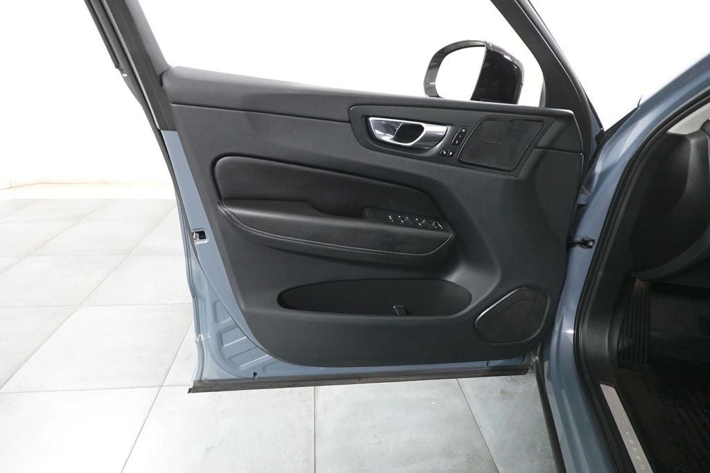 2023 Volvo XC60 Ultimate Dark Theme