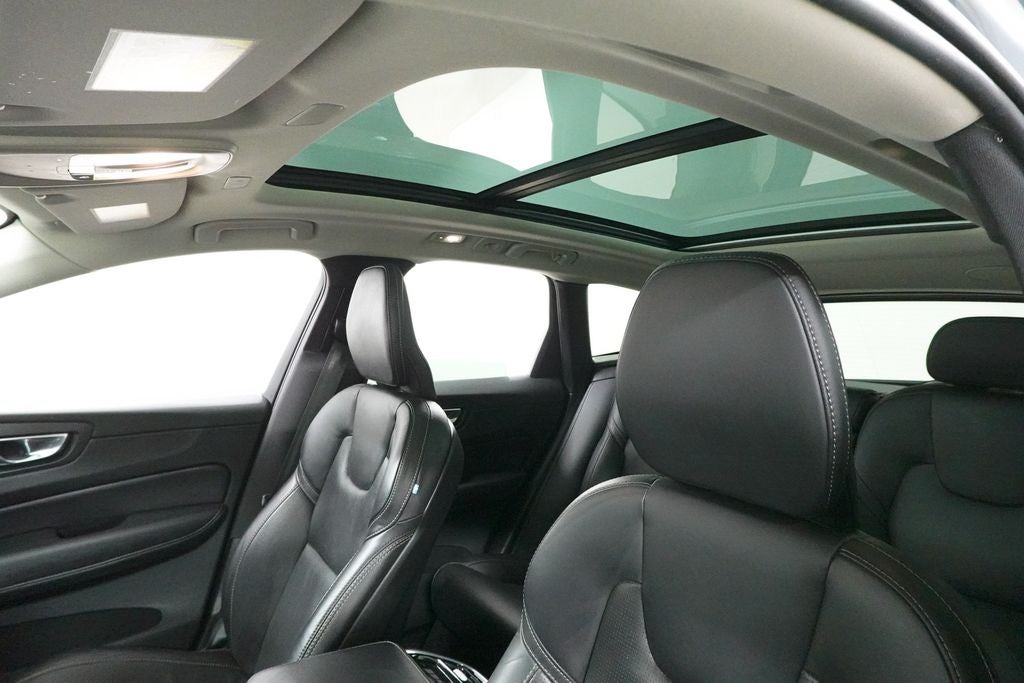 2023 Volvo XC60 Ultimate Dark Theme