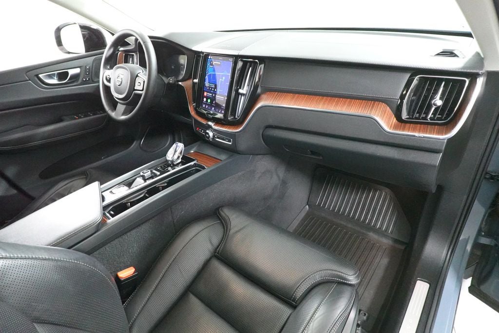 2023 Volvo XC60 Ultimate Dark Theme