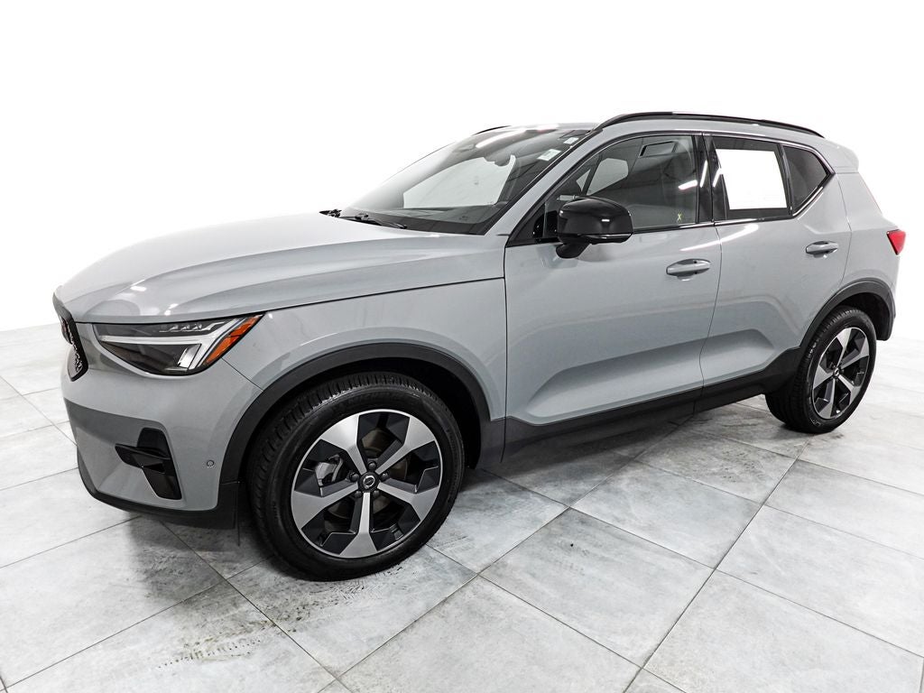 2025 Volvo XC40 Plus Dark Theme