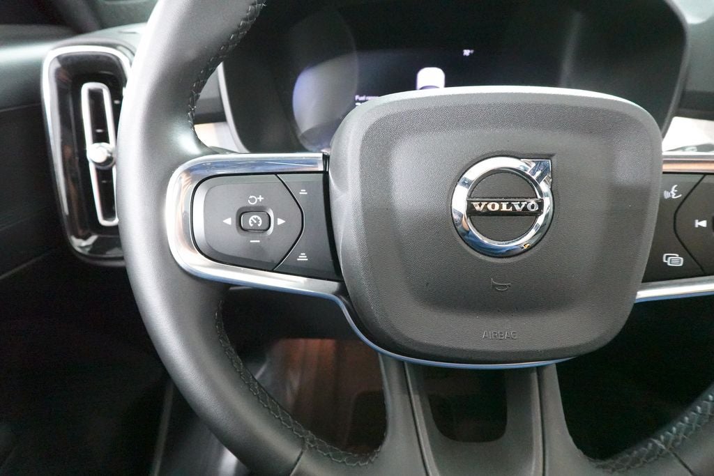 2025 Volvo XC40 B5 Core Bright Theme