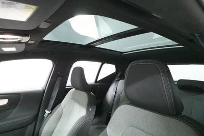 2025 Volvo XC40 B5 Core Bright Theme