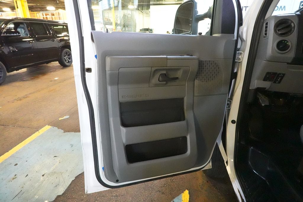 2011 Ford E-350SD Base Cutaway
