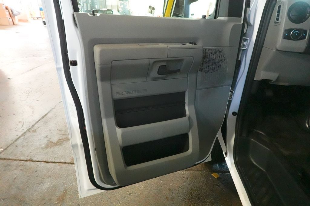 2022 Ford E-450SD Base DRW