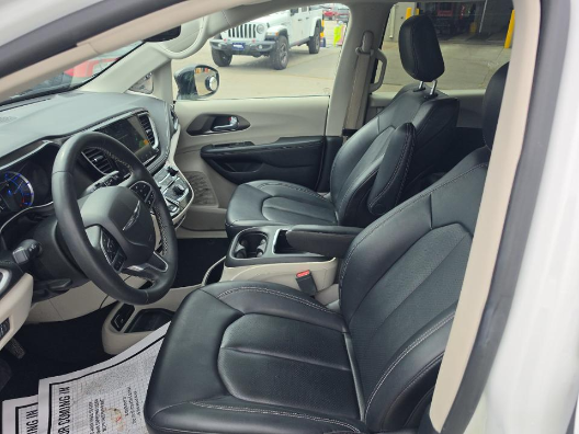 2024 Chrysler Pacifica Hybrid Select