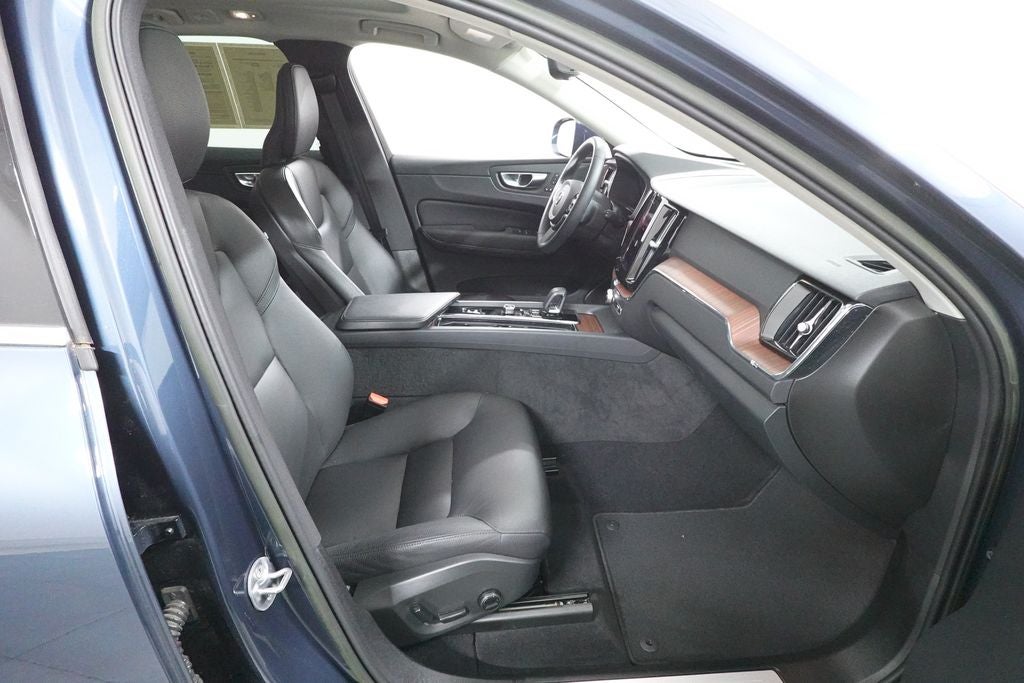 2023 Volvo XC60 Recharge Plug-In Hybrid T8 Plus Bright Theme