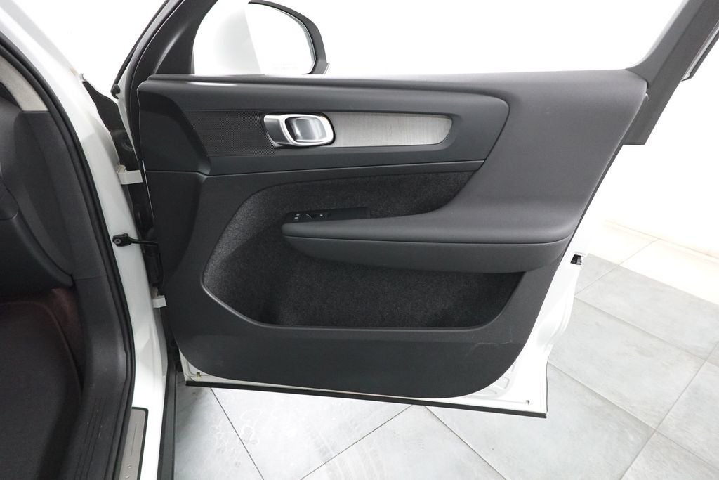 2025 Volvo XC40 B5 Core