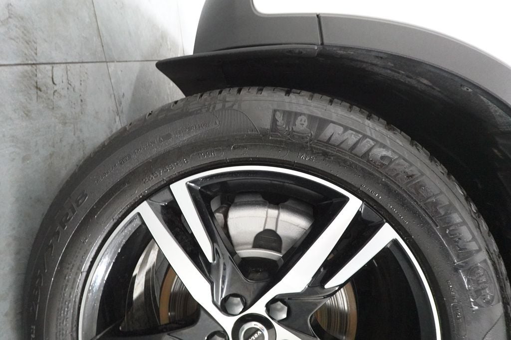 2025 Volvo XC40 B5 Core